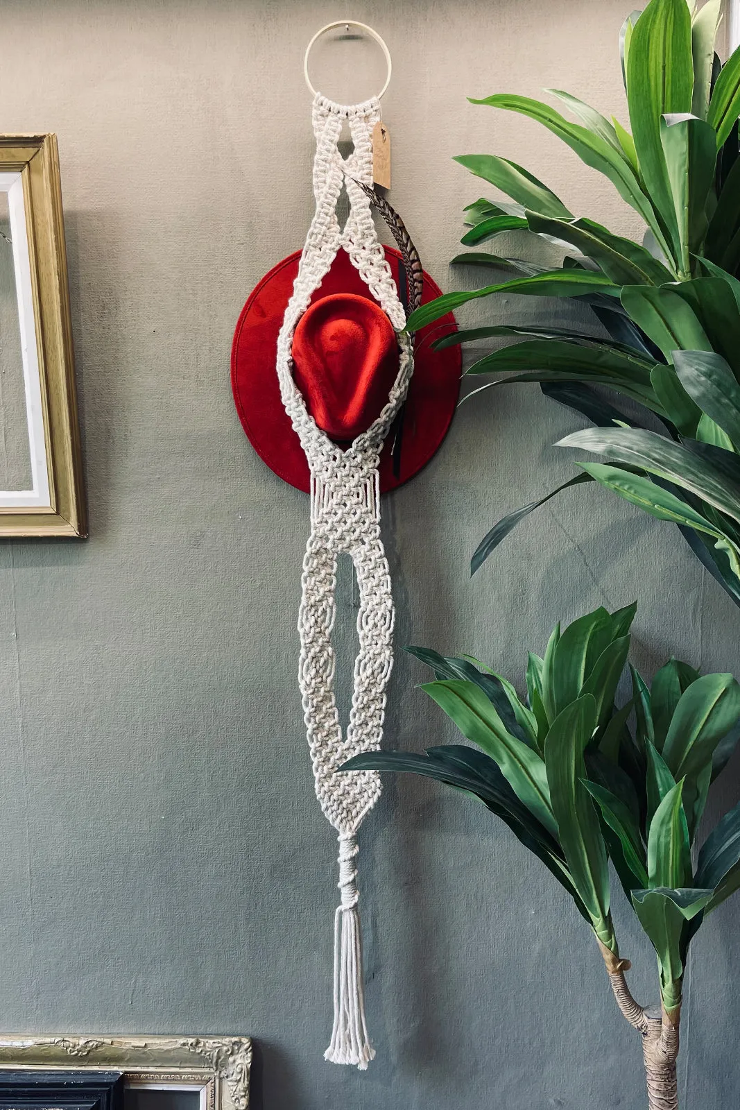 Macrame hat holder white