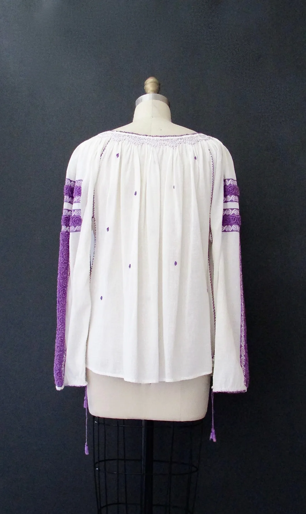 NICE FOLKS 1970s Hand Embroidered Romanian Peasant Top, Sz Small/Med