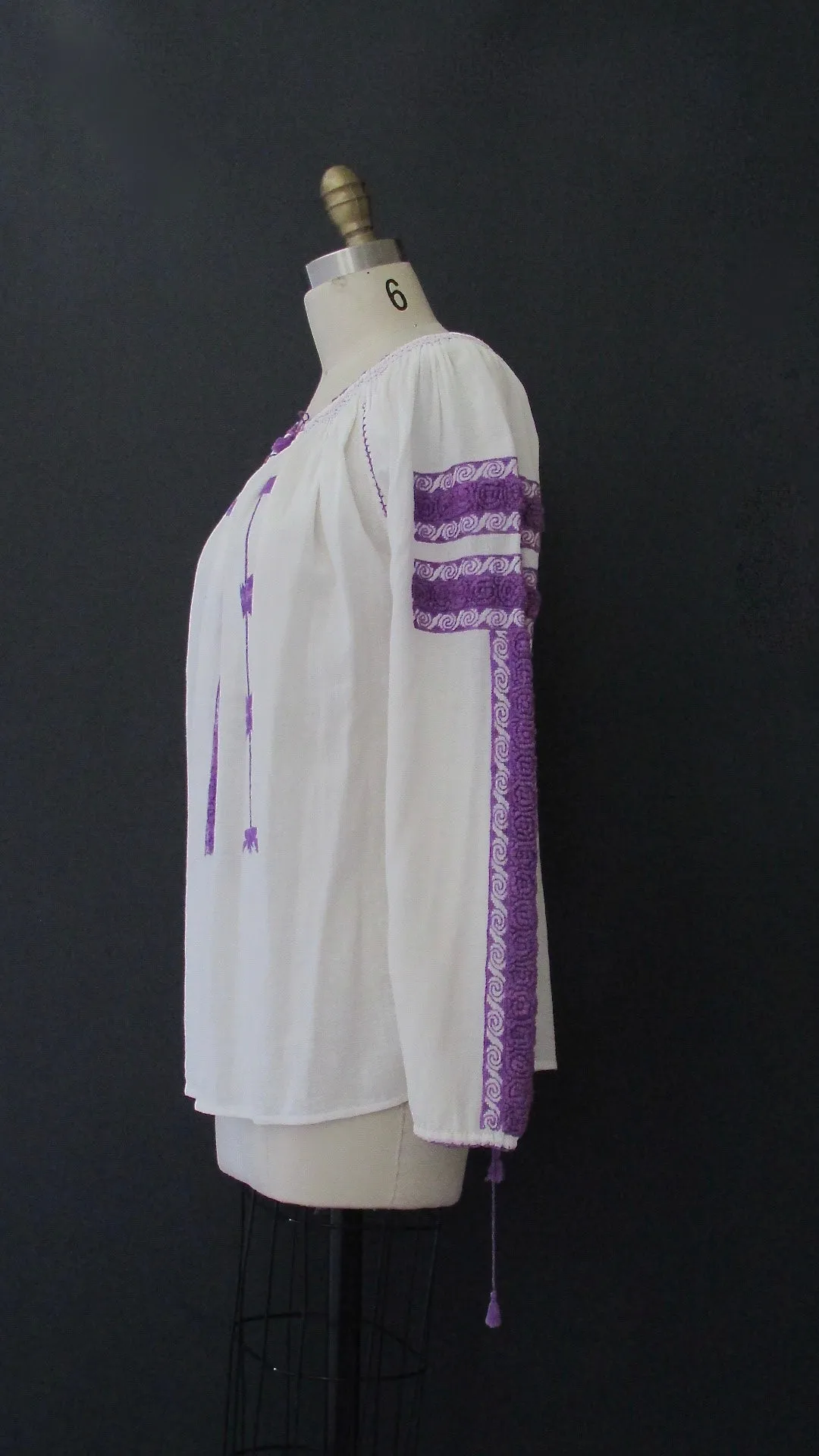 NICE FOLKS 1970s Hand Embroidered Romanian Peasant Top, Sz Small/Med